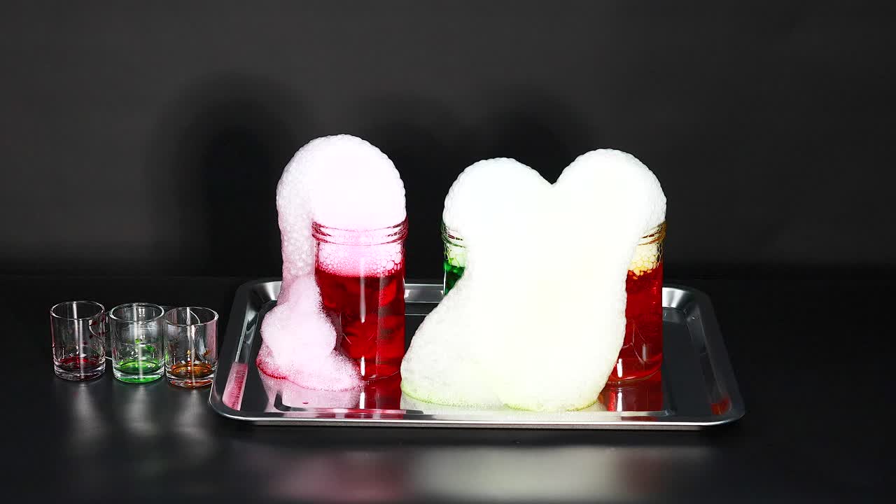 건조한 얼음과 비누와 함께 다채로운 거품 반응