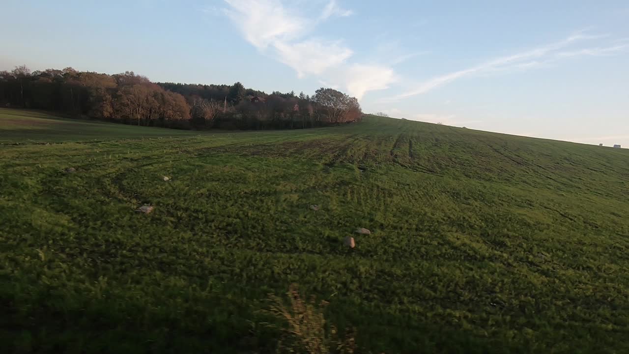 conduciendo por el campo