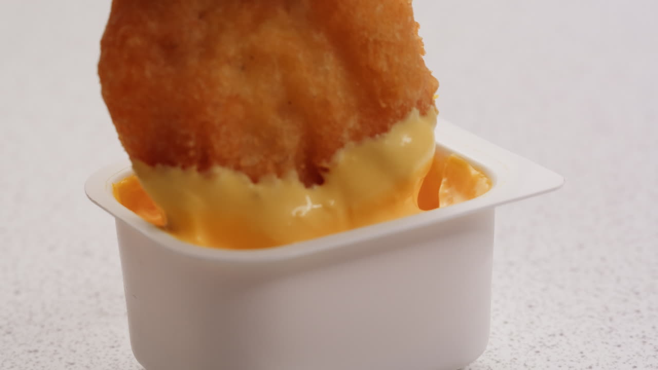 소스와 함께  어리