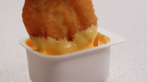 nuggets de pollo con salsa