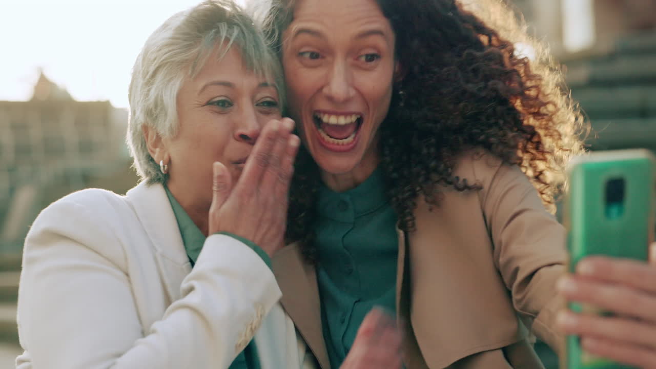 corazón, señal de mano y amigos se toman una selfie