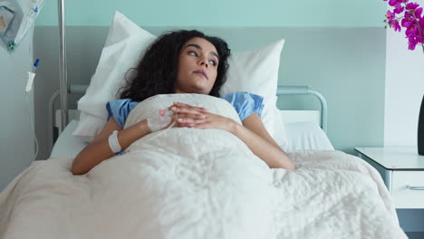 cama de hospital, la mujer y el estrés de la medicina
