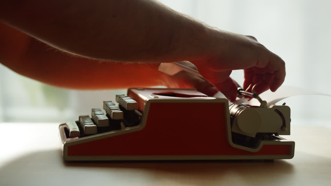 Close-up van handen die typen op een vintage typemachine