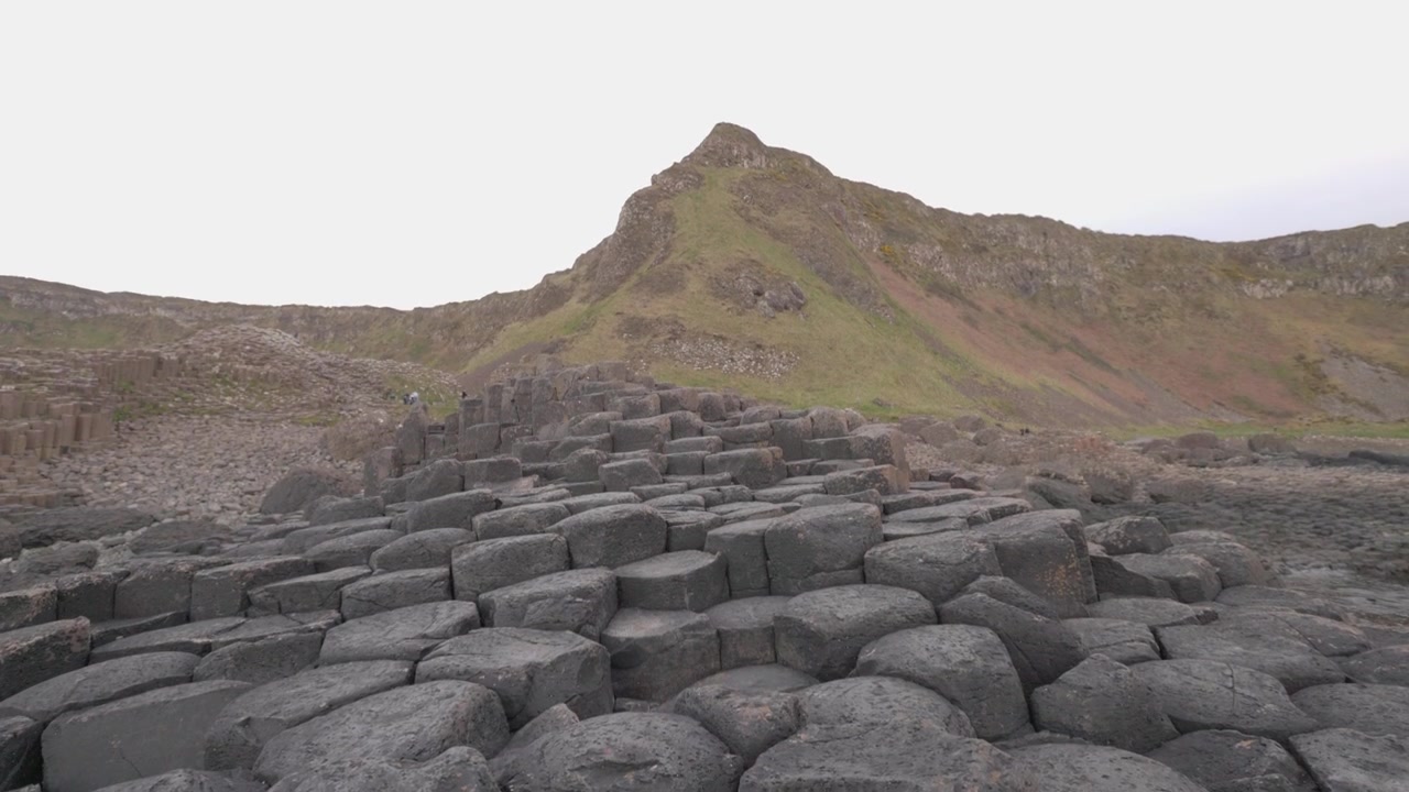 Onthullende opname van het kustlandschap rondom de Giant's Causeway.