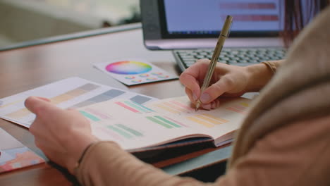 las manos del calígrafo escriben frases en papel blanco. inscribiendo letras decoradas ornamentales. caligrafía diseño gráfico letras escritura a mano concepto de creación