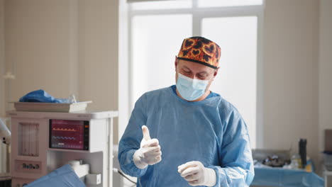 cirujano levantando los pulgares en la sala de operaciones