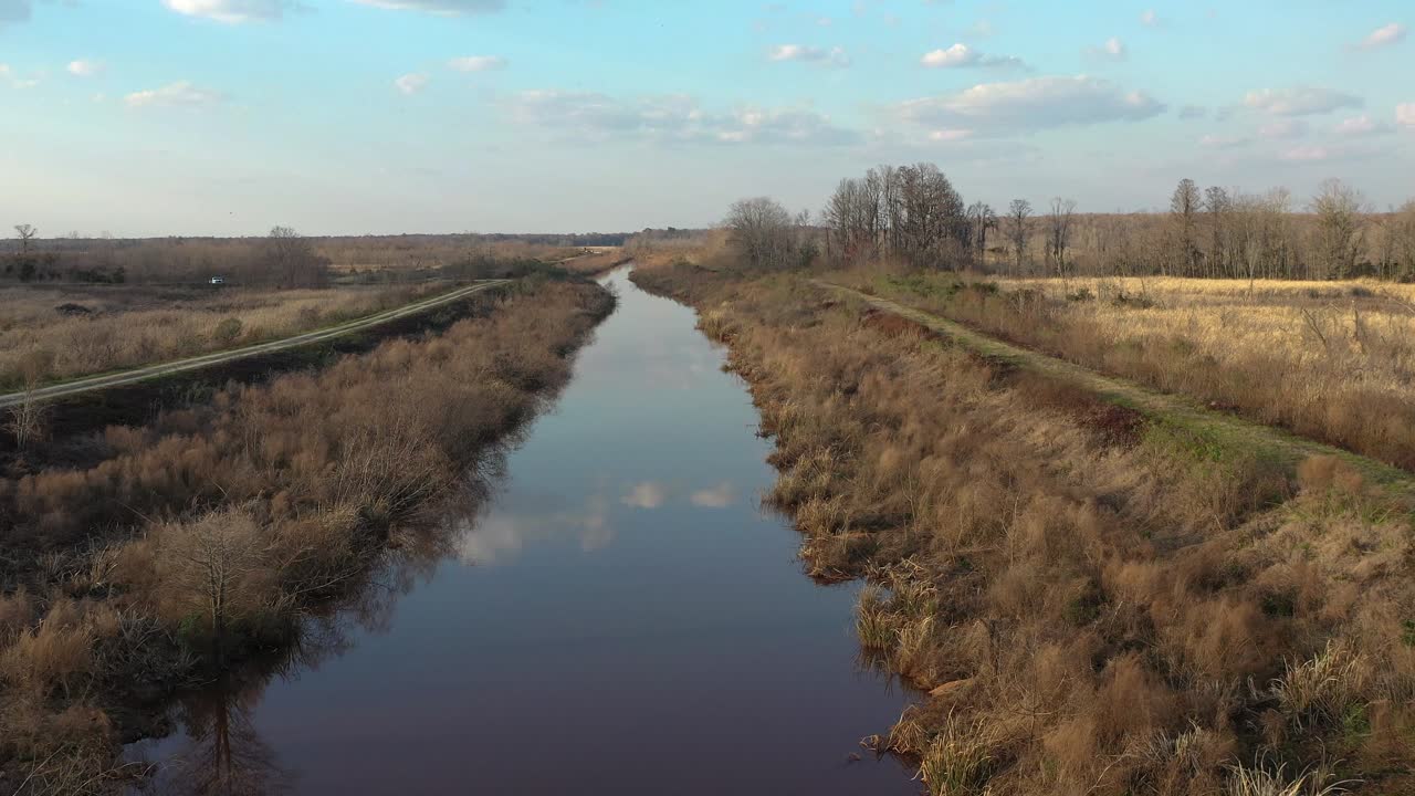 disparo aéreo de avión no tripulado y reflejo dramático del cielo en el lago