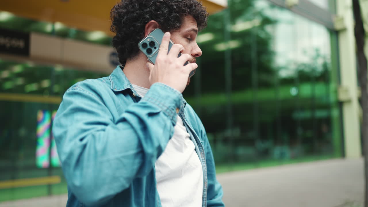 야외에서 전화 통화하는 남자