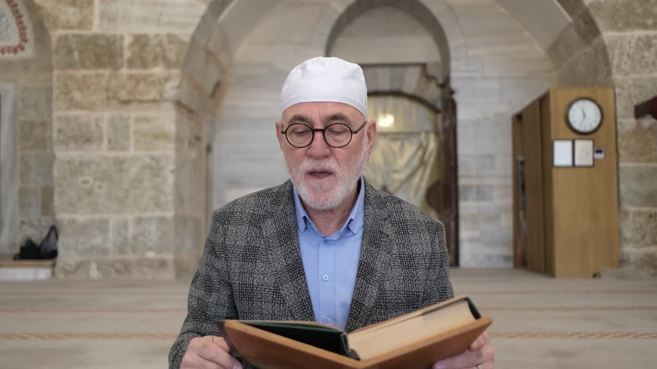 꾸란 을 가지고 기도 하는 사람