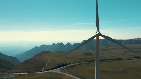 primer plano cinemático aéreo del generador de turbinas eólicas ubicado en santa catarina, brasil
