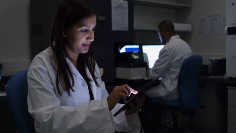 mujer científica que usa una tableta digital 4k
