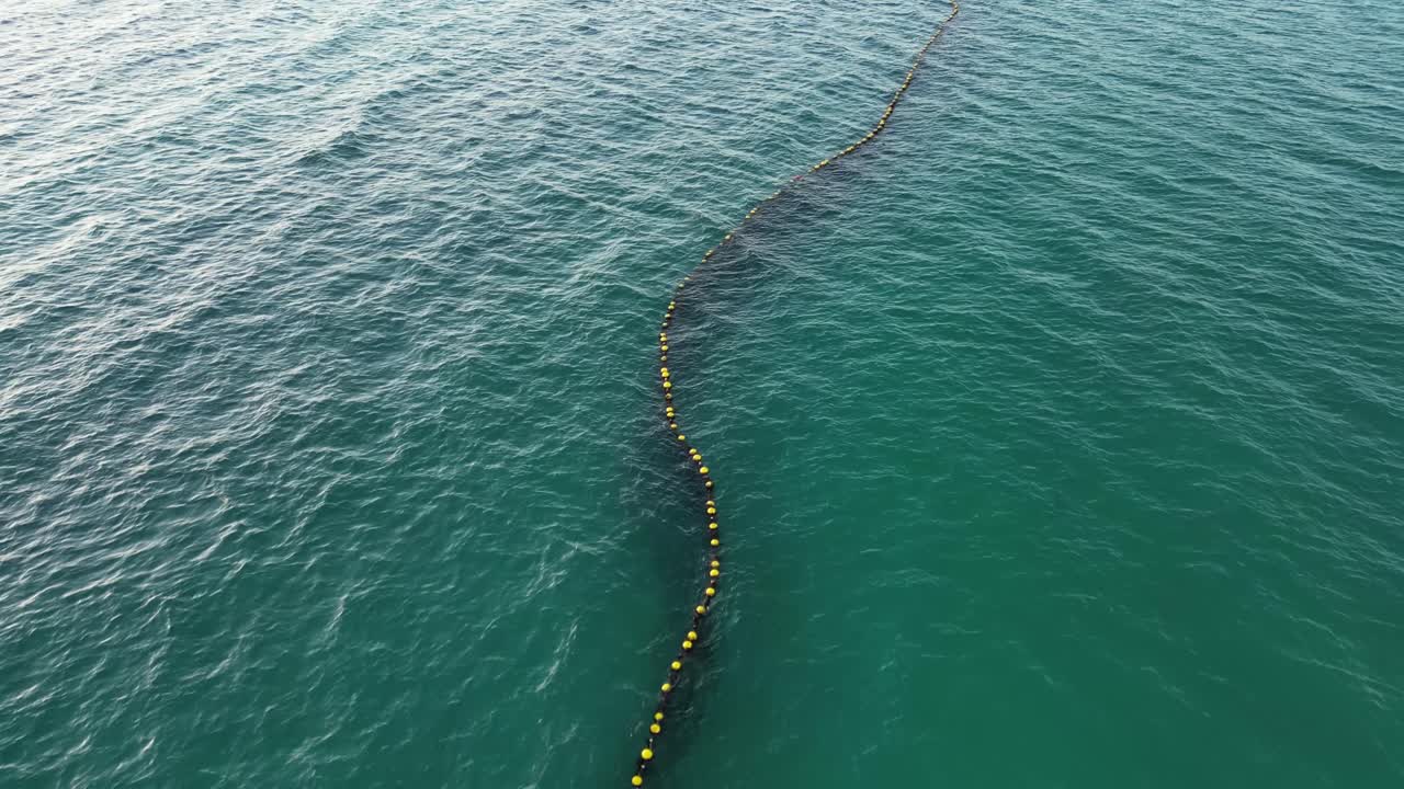 오스트레일리아 해변 상어 보호에 있는 보호 상어망의 4k 60fps 뷰