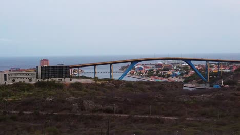 mirando la entrada del puente juliana de la bahía de sint anna desde la vista del fuerte nassau en curacao