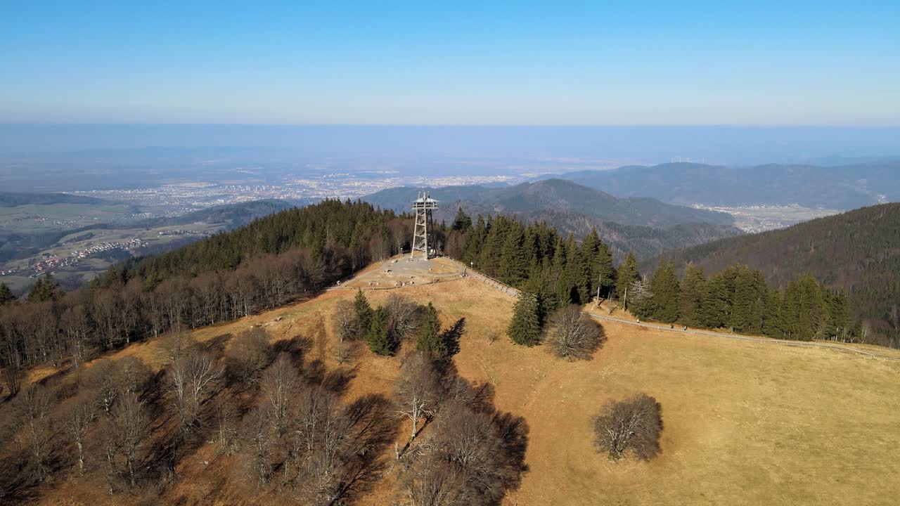 torre de observación en la cima de una colina en el sur de alemania