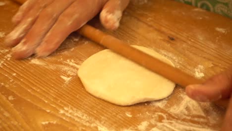 manos amasando la masa para preparar un pastel