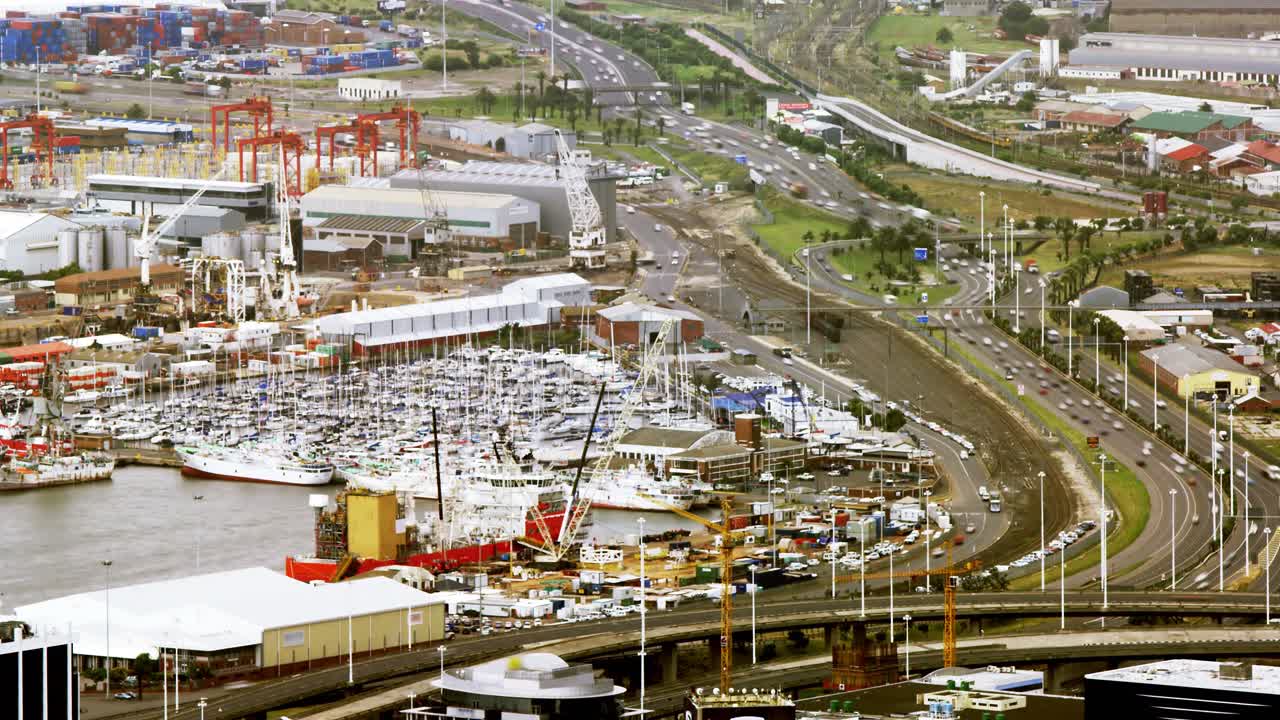 도로에서 움직이는 차량