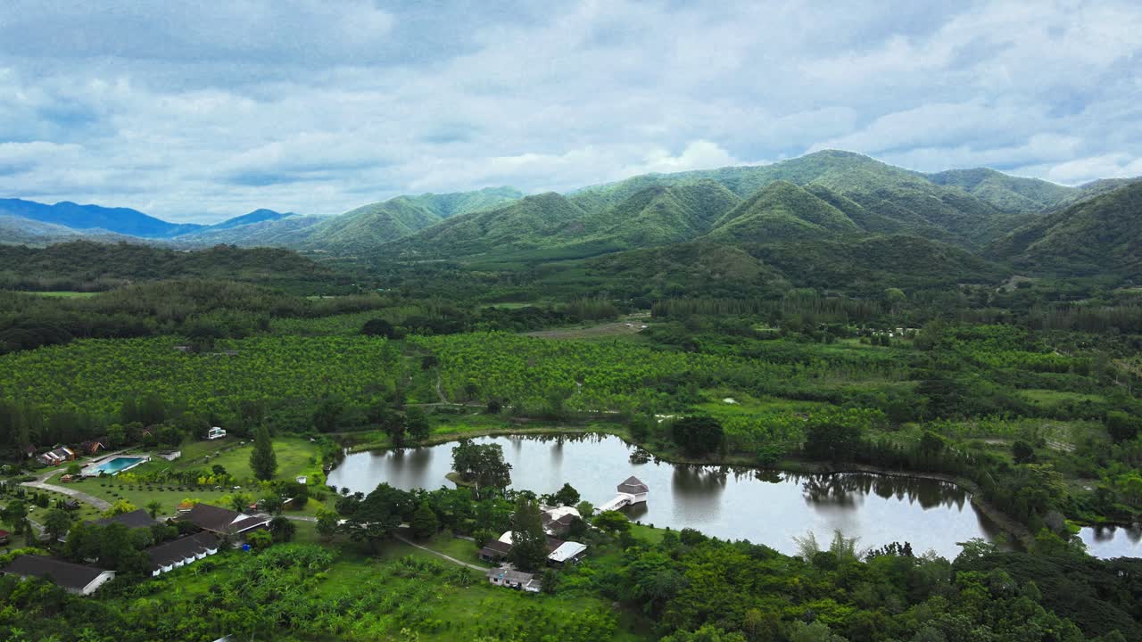 태국의 아름다운 풍경과 푸른 산악 계곡을 가진 호수 ratchaburi