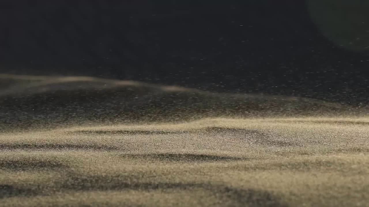 주압 유타의 리틀 사하라 국립공원에 있는 거대한 모래 언덕에서 바람에 날리는 모래를 슬로우 모션으로 닫습니다