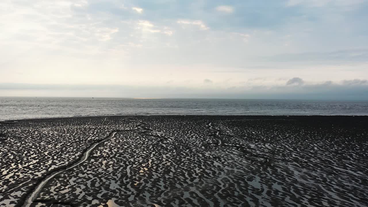 겨울철 미국 알래스카 고속도로를 따라 얼음으로 뒤덮인 도로 위로 공중 드론이 전진하는 총격