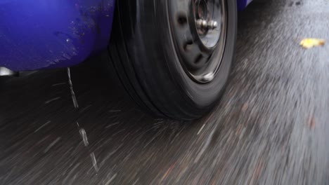 ruedas de automóviles en movimiento
