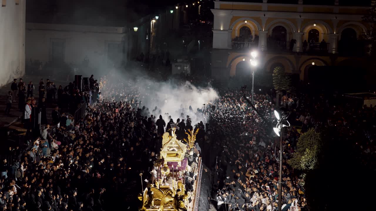 과테말라 의 안티구아 에서 부활절 일요일 에 안다 와 함께 행진 하는 사람들 의 무대