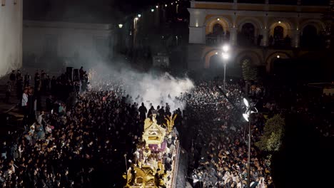 Escena-De-Gente-Abarrotada-Durante-La-Procesión-Del-Domingo-De-Pascua-Con-Andas-En-Antigua,-Guatemala