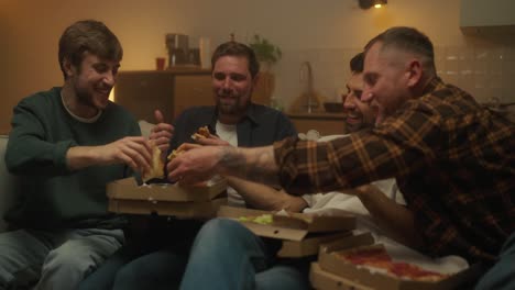 amigos disfrutando de pizza y buenos momentos en casa