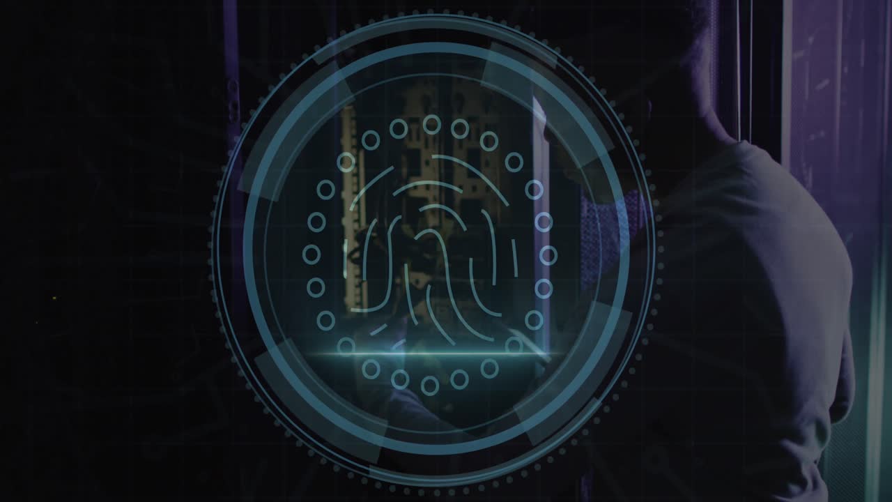 animación de escáner biométrico de huellas dactilares en un ingeniero afroamericano que trabaja en la sala de servidores