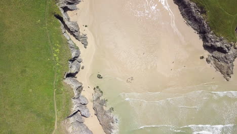 Porth-Joke-Beach---Poly-Joke-Beach-Mit-Ozeanwellen-Und-Küstenpfad-Auf-Der-Halbinsel-West-Pentire