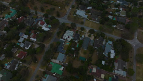 Imágenes-En-ángulo-Alto-De-Casas-Residenciales-En-Barrios-Urbanos.-Incline-Hacia-Arriba-La-Revelación-De-La-Ciudad-Y-La-Costa-Del-Mar.-Puerto-Elisabeth,-Sudáfrica