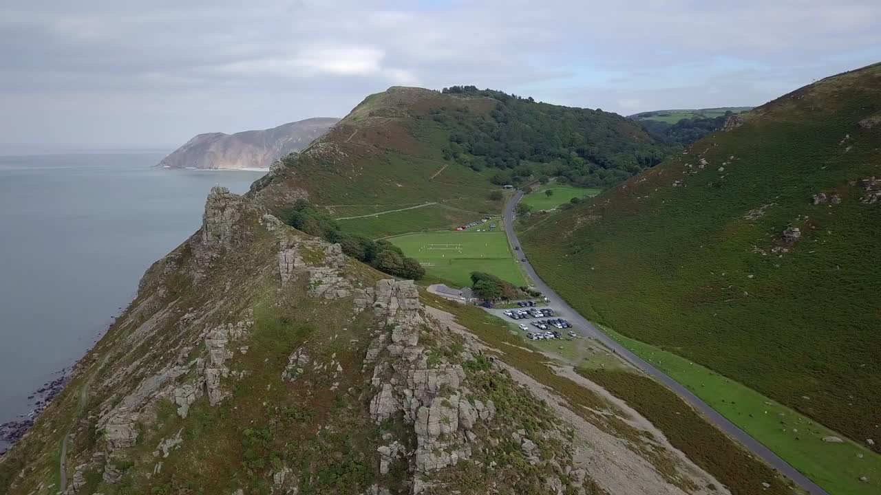해안 산 들 과 계곡 의 공중 사진