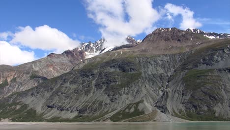 Geschwollene-Weiße-Wolke-Auf-Dem-Schneebedeckten-Berg-In-Alaska