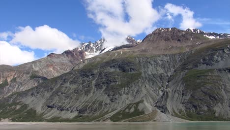 nube blanca hinchada en la cima de la montaña cubierta de nieve en alaska