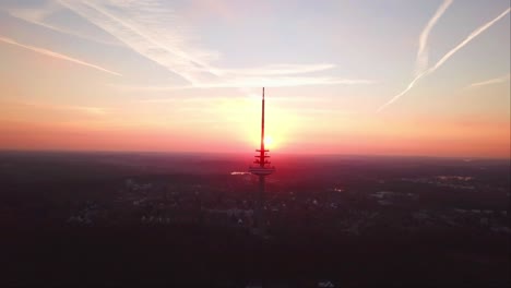 Vista-Aérea-De-La-Torre-De-Televisión-De-Transmisión-De-Kiel-Con-Un-Cielo-Vespertino-Rojizo