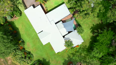 tiro de drone giratorio de una gran casa rural con una piscina, céspedes bien cuidados y gran cobertizo