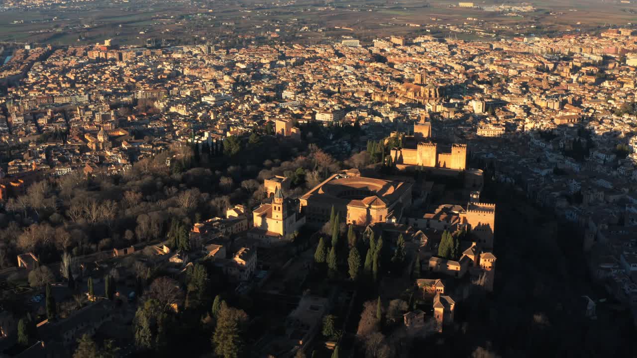 vista aérea de granada, españa y el palacio y la fortaleza de la alhambra en una soleada noche de verano