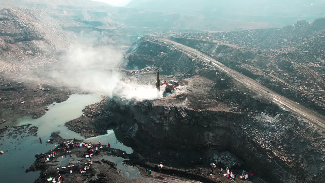 minería de carbón con maquinaria de trabajo pesado, dhanbad, india, tiro aéreo giratorio
