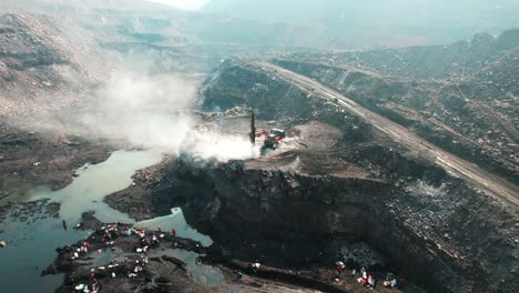 Minería-De-Carbón-Con-Maquinaria-Pesada,-Dhanbad,-India,-Toma-Aérea-Giratoria