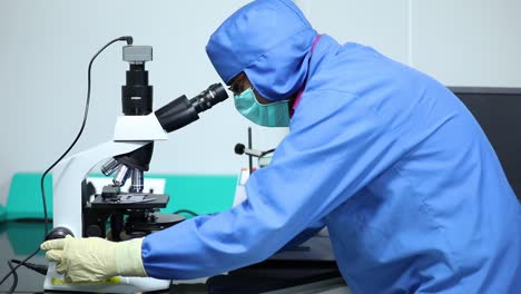 científico usando un microscopio en un laboratorio