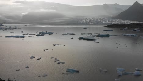 Disparo-De-Un-Dron-Del-Glaciar-De-Islandia-Con-Una-Persona