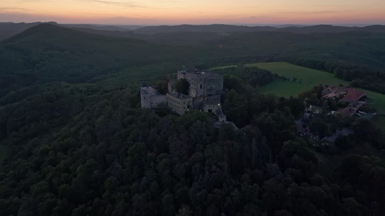 Immagine drone del Castello di Buchlov circondato da valli avvolte nella nebbia