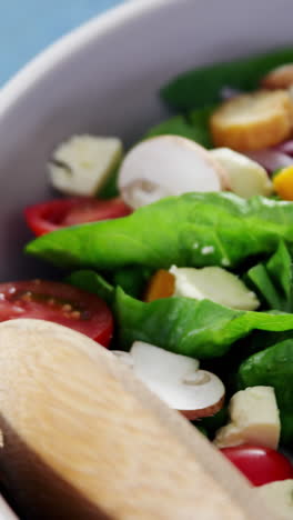 ensalada con aceite en el tazón