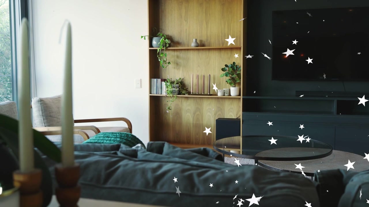 Divano con stelle, TV con inquadratura che si sposta a sinistra, mostrando candele e una finestra