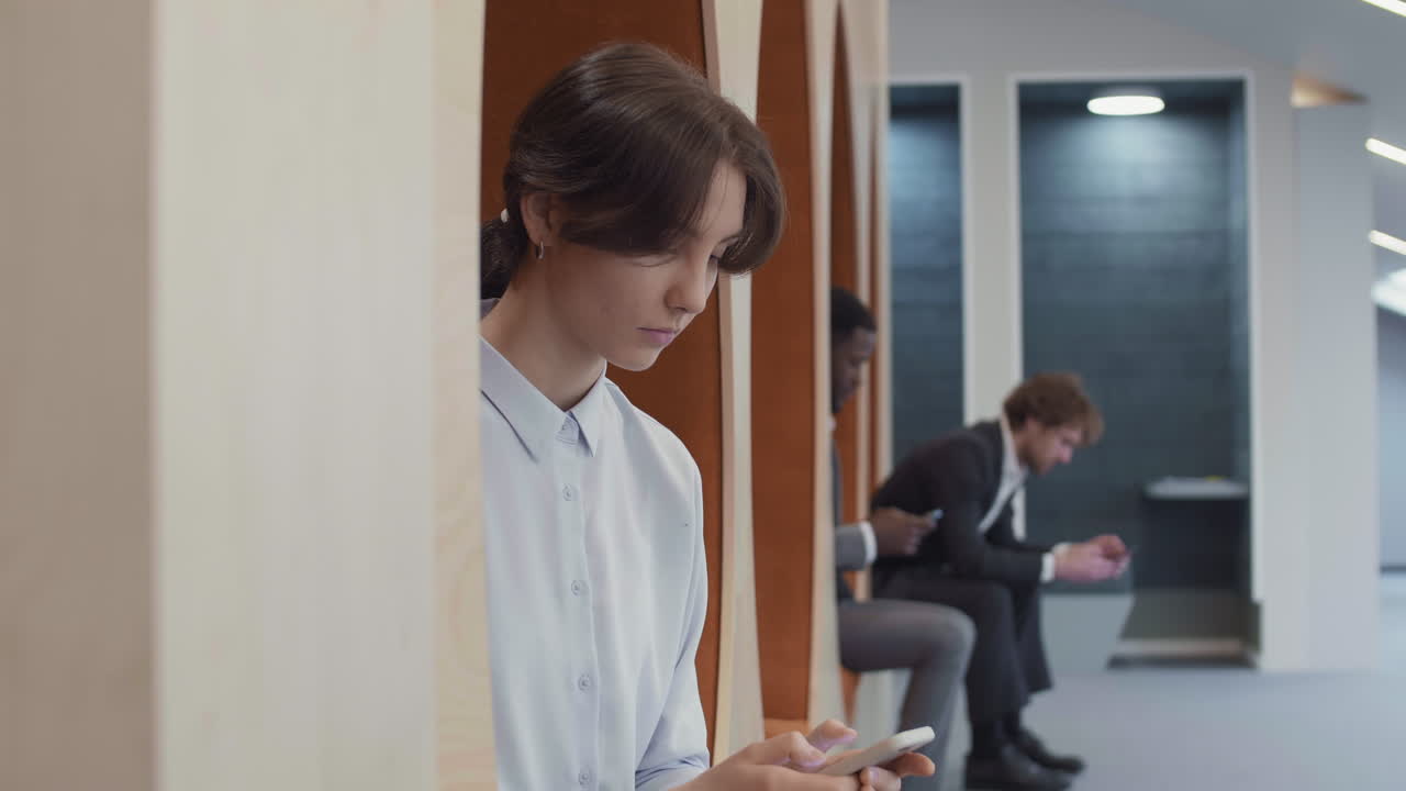 retrato de una joven mujer de negocios atractiva usando un teléfono móvil