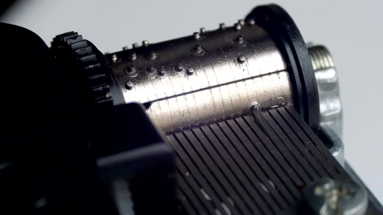 el mecanismo de la caja de música gira