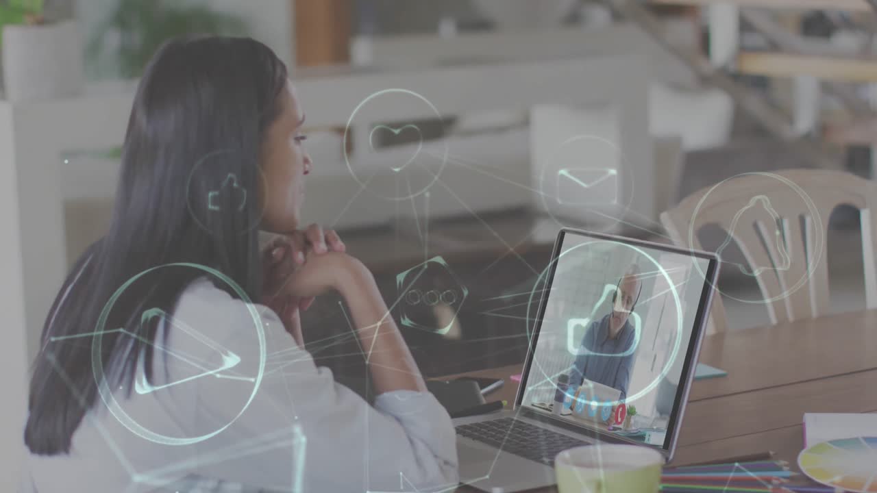 animación de iconos digitales sobre una mujer usando una computadora portátil en una videollamada en segundo plano