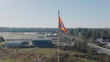 Antena-Orbitando-Alrededor-De-La-Bandera-Triangular-Nishan-Sahib-En-El-Edificio-Gurdwaras