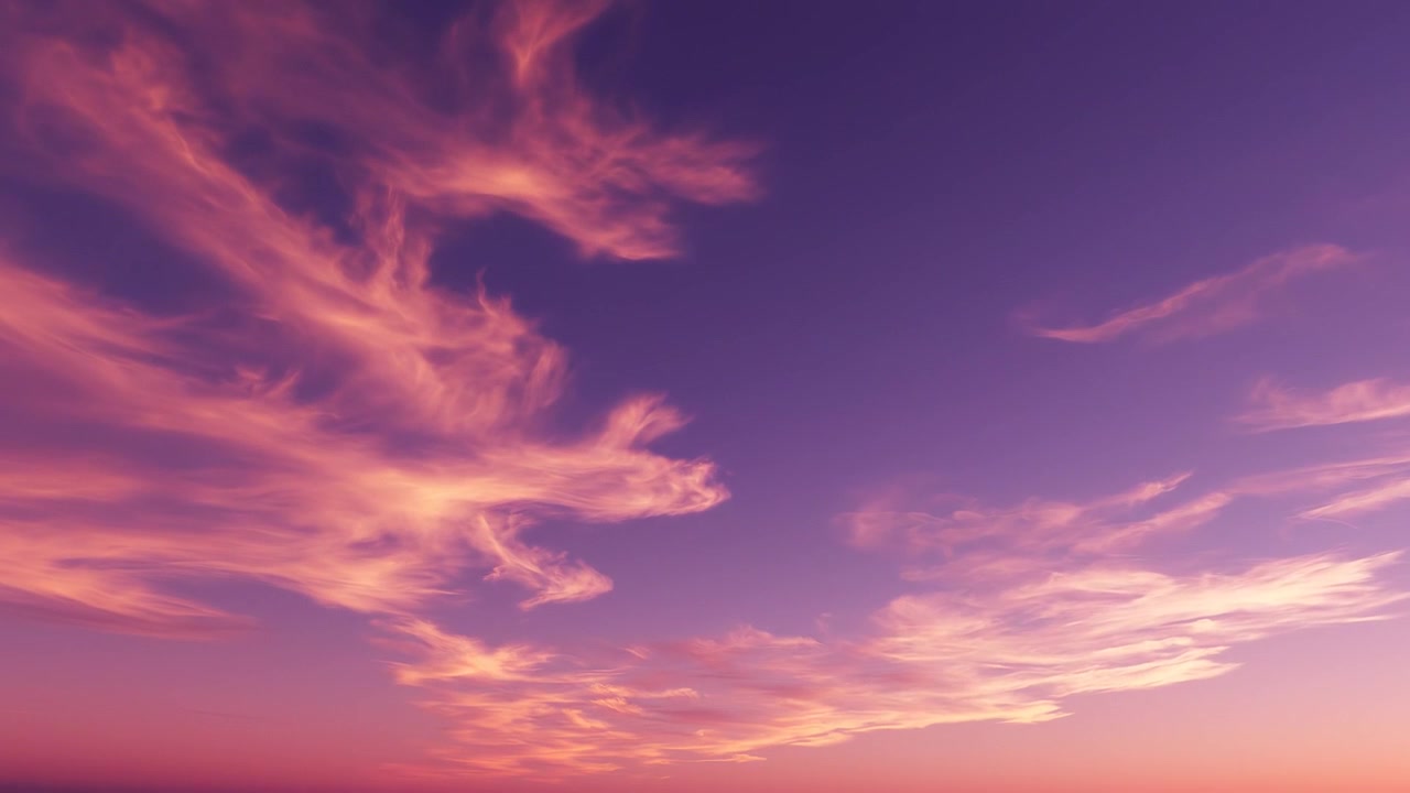 Bellissimo cielo al tramonto viola e rosa con nuvole leggere