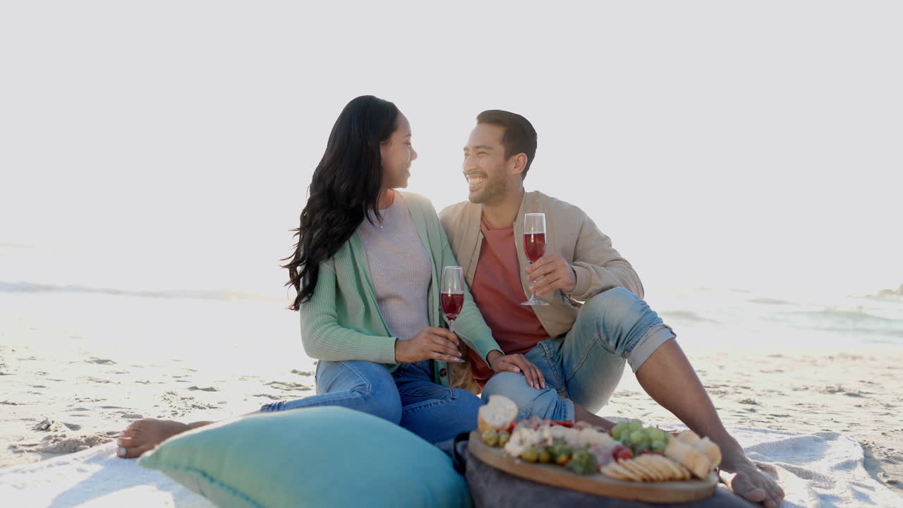 Amore, picnic e vino con coppia in spiaggia