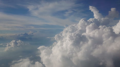 Hermoso-Cielo-Azul-Y-Asombrosa-Formación-De-Nubes